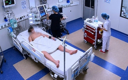 Bé trai 13 tuổi phải thở máy 3 ngày do nhiễm não mô cầu nặng: Bố mẹ hối hận vì không làm 1 việc