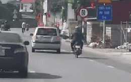 Ô tô chèn ngã người đi xe máy trên quốc lộ, tài xế nói do cãi nhau với mẹ
