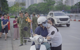 Đến trường thi mới biết tấm lòng mẹ cha: Trống đã điểm nhưng về sao được, lòng dạ đặt hết ở đây rồi!