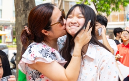 Những cung bậc cảm xúc khép lại kỳ thi lớp 10 tại Hà Nội