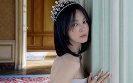 “Quốc bảo nhan sắc” xứ Hàn khiến MXH bùng nổ khi hóa thân thành “nữ hoàng ngái ngủ”, đội vương miện 106 năm tuổi