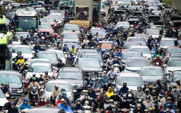 Cảnh tượng trên đường phố Hà Nội trong ngày đầu đi làm sau kỳ nghỉ lễ
