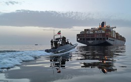 Ngay khi ông Trump tuyên bố giải cứu các tàu mắc kẹt ở Hormuz, một tàu chở dầu trúng "vật thể lạ"