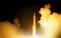 Iran tuyên bố tàu chiến Mỹ trúng hai tên lửa gần eo biển Hormuz, Washington lên tiếng