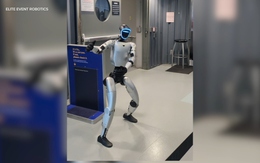 Robot hình người Bebop gây náo loạn và làm chậm chuyến bay vì mang theo pin 'cấm'