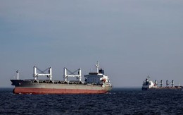 Giữa cơn khát dầu thô, một ông trùm tuyên bố chiết khấu 33 USD mỗi thùng dầu, điều kiện là người mua phải vận chuyển qua eo biển Hormuz