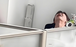 Cô giáo dạy Toán lớp 4 đang chấm bài bỗng bật khóc nức nở, lý do đằng sau khiến hàng triệu phụ huynh nghẹn lời