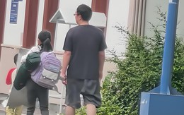 Bóng lưng 3 bố con trên đường phố gây xôn xao