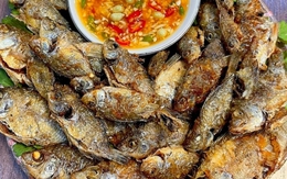 Chiên cá đừng chỉ dùng dầu ăn: Thả thêm một mẩu này vào chảo, cá giòn rụm, không bắn dầu mà lại thơm "gây nghiện"
