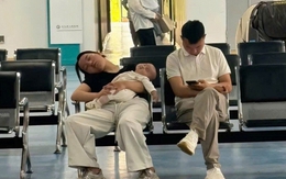 Bức ảnh ở hành lang bệnh viện đang viral: Bạn có chọn đúng bố cho con hay không? Cứ nhìn những lần con cái đau ốm thì sẽ rõ!