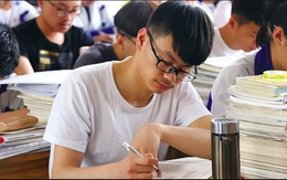 Nam sinh chỉ viết hơn 20 chữ vào bài thi môn Văn rồi nộp bài, Hiệu trưởng đọc xong lập tức "đặc cách" tuyển thẳng
