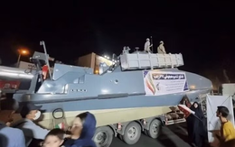 Tàu cao tốc Iran nã tên lửa xa 700km