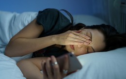 Bác sĩ thừa nhận, không phải dùng điện thoại nhiều, 6 thói quen phổ biến này gây hại cho mắt nhiều hơn bạn tưởng...