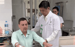 Khách Tây đến 1 bệnh viện tại Việt Nam phẫu thuật cột sống khi thử đủ cách không khỏi: 1 ngày đã được xuất viện, 6 giờ sau mổ nói ngay 1 câu