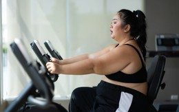 Nhịn ăn liên tục 6 ngày, giảm liền 7,5kg, cô gái 25 tuổi tự thưởng 1 xô gà rán, 2 gói mỳ cay rồi phải nhập viện gấp