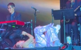 Mỹ Tâm sang Mỹ làm liveshow, nằm vắt chân chữ ngũ hát gây tranh cãi