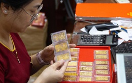 Giá vàng biến động dữ dội: Nên mua hay bán?