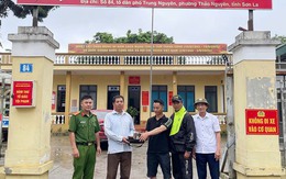 Mở chiếc túi khả nghi bên đường, người đàn ông sững sờ trước số tiền bên trong