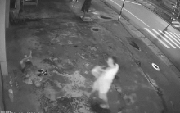 Đang ngủ trên vỉa hè, ông lão bán vé số bị thanh niên lấy đá đập vào đầu: Nguyên nhân gây phẫn nộ