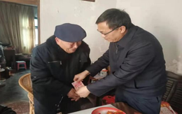 Ông cụ cầm giấy nợ đến ủy ban muốn "nhận lại" hơn 42 tỷ đồng, cán bộ lập tức nhờ công an mở cuộc điều tra, phát hiện sự thật chấn động