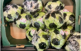 Xà lách cuộn hình bóng đá ở siêu thị giá 30 nghìn đang viral: Nhiều người mua vì tinh thần World Cup quá!