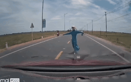 Người phụ nữ lao ra đường nằm chặn đầu ô tô, camera tiết lộ tình tiết đáng chú ý: Công an vào cuộc