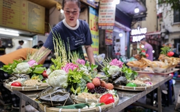Mâm hoa cúng hút khách, giá bánh gio tăng gấp 3 lần trong ngày Tết Đoan ngọ