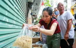 Người dân Hà Nội tất bật mua sắm trong ngày Tết Đoan Ngọ