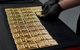 Giá vàng mất mốc 4.500 USD/oz, quỹ lớn nhất thế giới bán hàng tạ vàng
