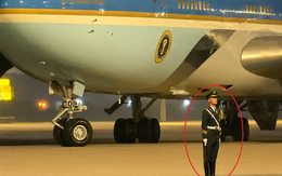 Air Force One cách 15 mét, binh sĩ Trung Quốc được gọi ‘Vạn Lý Trường Thành biết đi’ làm điều gây sốt MXH