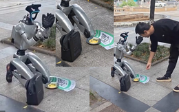 Trung Quốc: Robot quỳ giữa phố xin tiền sạc pin