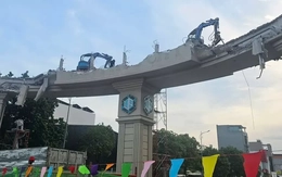 Hối hả tháo dỡ nhà, cổng chào... mở rộng Quốc lộ 13 ở TPHCM