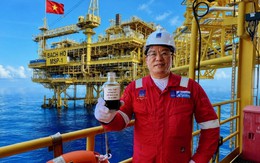 Chai dầu đen xì, đặc quánh trên bàn làm việc Tiến sĩ Ngô Hữu Hải được lưu giữ qua 4 thập kỷ