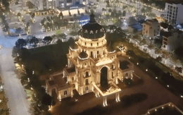 Lâu đài sáng nhất Ninh Bình lúc này