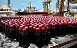 Một thiếu tướng chỉ huy cuộc đột kích, tóm gọn đường dây sản xuất siro ho giả, tịch thu gần 140 nghìn chai thuốc