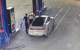 Người phụ nữ lái Porsche đi đổ xăng, mời nam nhân viên vào xe ngồi luôn: Bất ngờ lý do
