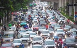 Hà Nội đón 'mưa vàng' đúng giờ cao điểm, nhiều tuyến phố ùn tắc