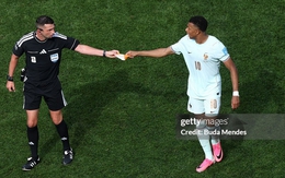 Rời sân vẫn "chỉ tay năm ngón": Mbappe gây sốt vì điều khiển luôn cả trọng tài trong trận Pháp thắng 4-1 Na Uy