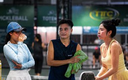 Sân pickleball ở TP.HCM vẫn kín người giữa cái nóng gần 40 độ C: Làm gì để không kiệt sức trên sân?