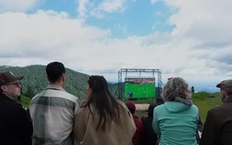 Độc đáo buổi xem World Cup giữa lưng trời tại Canada
