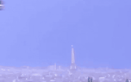 Tháp Eiffel bị sét đánh