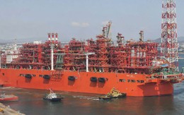 Phát hiện 'nhà máy nổi' dài 376 m rời Trung Quốc đến địa điểm cách xa 12.000 km - cung cấp hơn 2 triệu tấn 'vàng lỏng' mỗi năm