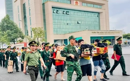 Bàn giao 19 đối tượng lập 'đại bản doanh' lừa đảo tại Lào Cai cho Công an Trung Quốc