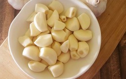 Ăn tỏi mỗi sáng khi bụng đói, người đàn ông 58 tuổi nhận cái kết "không thể ngờ"