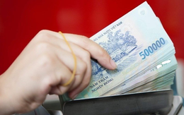 Nhân viên vệ sinh môi trường đang làm việc thì phát hiện cọc tiền mặt 500k, trị giá 37,5 triệu đồng nằm chơ vơ, công an vào cuộc truy tìm chủ nhân