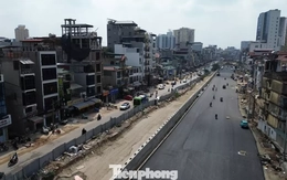 Cận cảnh 500m đường Vành đai 1 Hoàng Cầu - Voi Phục vừa hoàn thành thảm nhựa