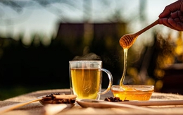 Người phụ nữ uống nước pha mật ong suốt 1 năm, đi khám sức khỏe bác sĩ bất ngờ hỏi: "Chị đã làm gì vậy?"