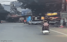 15 giây bà chở cháu bằng xe máy trên đường khiến người dân kinh sợ: Ngay lập tức có án phạt