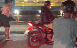 Cá sấu bò, trườn "dạo chơi" trên phố khiến nhiều người hoảng sợ: 17 giây khiến MXH tò mò