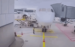 Boeing 787 “khuỵu chân”, mũi suýt cắm xuống đất, nhân viên mặt đất thoát tai vạ trong gang tấc